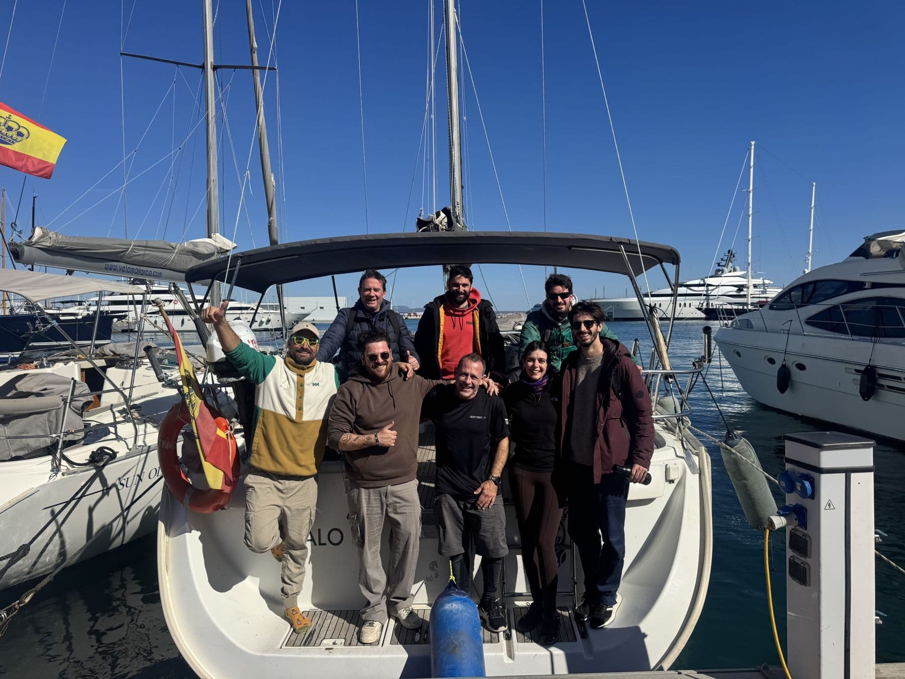 Alumnos e instructores de la academia en un velero amarrado en el Club de Mar de Palma